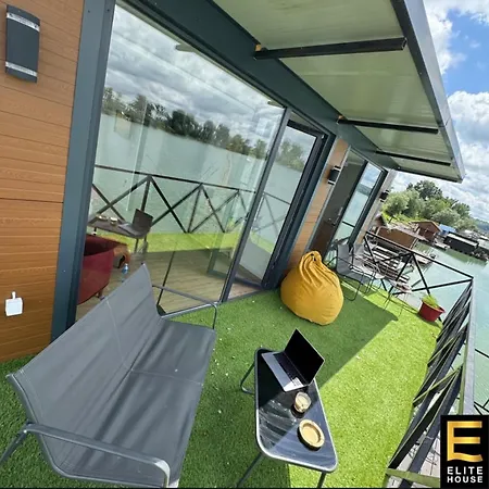 Botel Elite House Umka